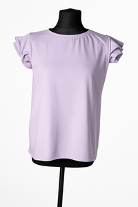 Sieviešu krekls ar volāniem – vieglums, kas piešķir eleganci