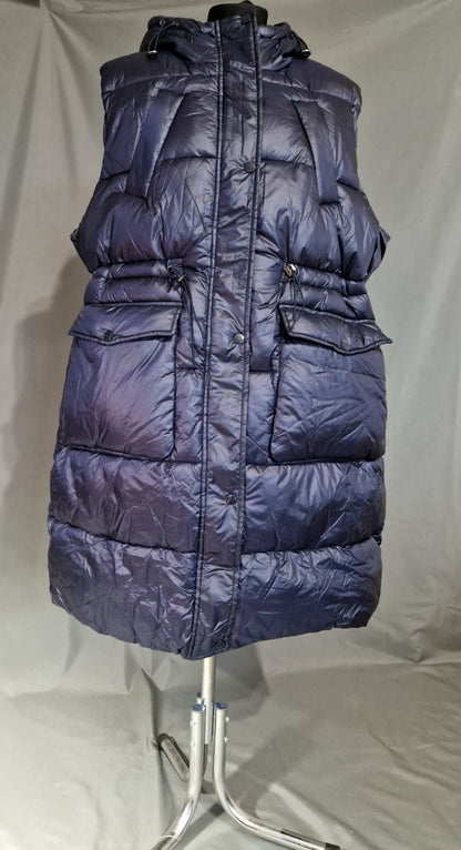 Sieviešu moderna veste tumšā krāsā ar pieguļošu piegriezumu, ideāla ikdienas un svētku apģērbam.