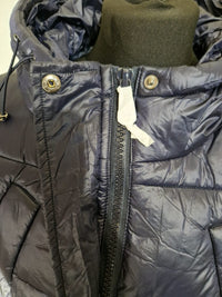 Sieviešu moderna veste tumšā krāsā ar pieguļošu piegriezumu, ideāla ikdienas un svētku apģērbam.