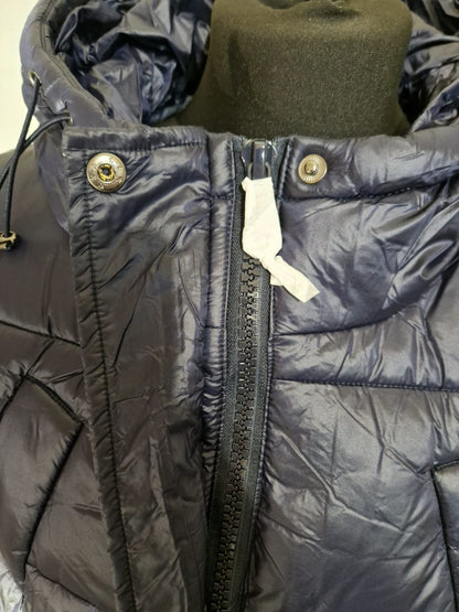 Sieviešu moderna veste tumšā krāsā ar pieguļošu piegriezumu, ideāla ikdienas un svētku apģērbam.