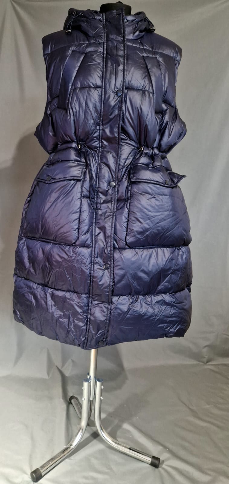 Sieviešu moderna veste tumšā krāsā ar pieguļošu piegriezumu, ideāla ikdienas un svētku apģērbam.