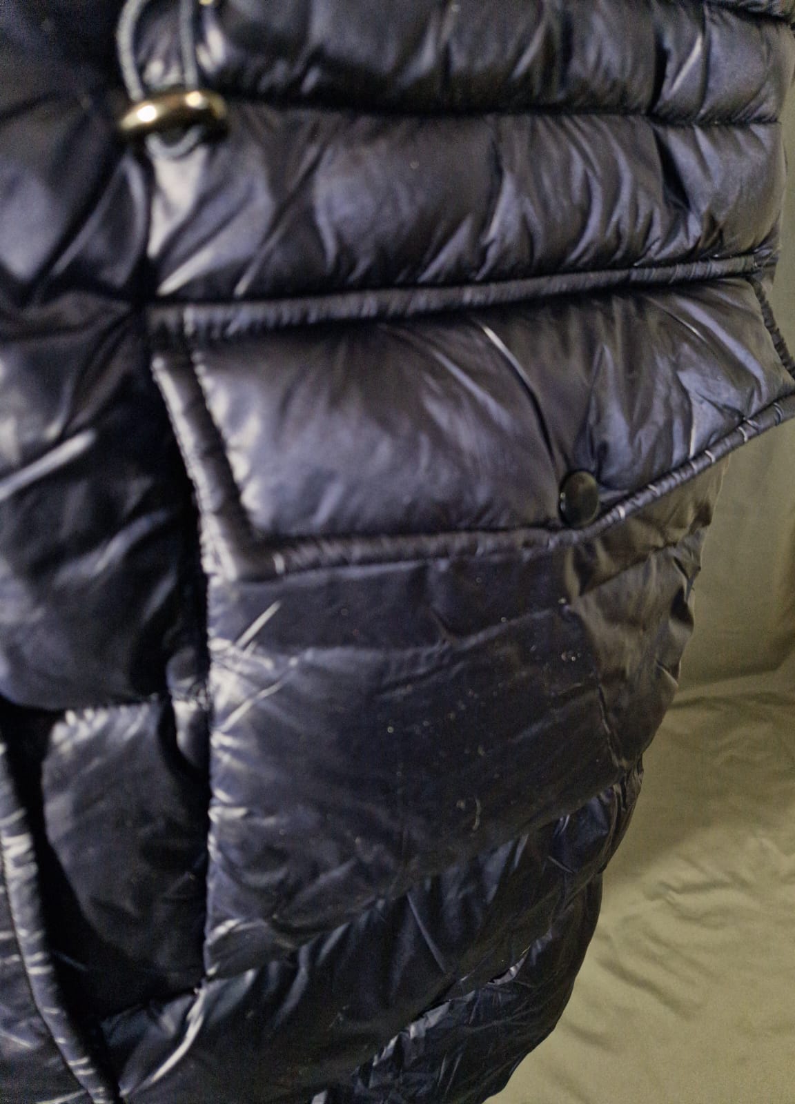 Sieviešu moderna veste tumšā krāsā ar pieguļošu piegriezumu, ideāla ikdienas un svētku apģērbam.